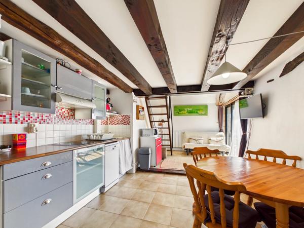 Une belle maison et une maison d'amis dans un cadre magnifique