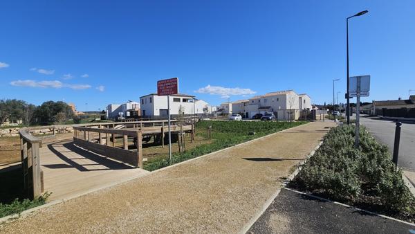 BEAU TERRAIN DE 304 m² à bâtir, surface plancher 160 m²