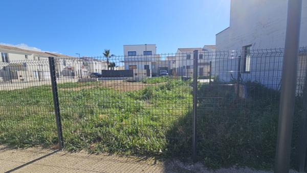 BEAU TERRAIN DE 304 m² à bâtir, surface plancher 160 m²