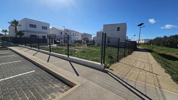 BEAU TERRAIN DE 304 m² à bâtir, surface plancher 160 m²