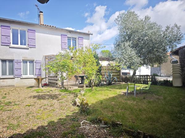 MAISON AVEC NOMBREUSES DEPENDANCES Chef-Boutonne (79110)
