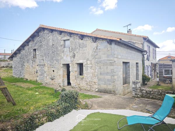MAISON AVEC NOMBREUSES DEPENDANCES Chef-Boutonne (79110)