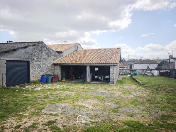 MAISON AVEC NOMBREUSES DEPENDANCES Chef-Boutonne (79110)