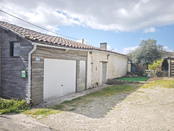 MAISON AVEC NOMBREUSES DEPENDANCES Chef-Boutonne (79110)