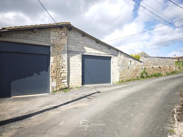 MAISON AVEC NOMBREUSES DEPENDANCES Chef-Boutonne (79110)