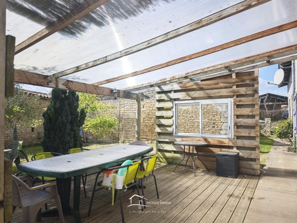 MAISON AVEC NOMBREUSES DEPENDANCES Chef-Boutonne (79110)