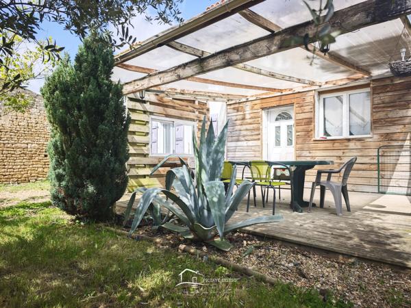 MAISON AVEC NOMBREUSES DEPENDANCES Chef-Boutonne (79110)