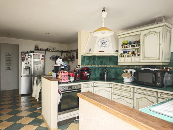 MAISON AVEC NOMBREUSES DEPENDANCES Chef-Boutonne (79110)