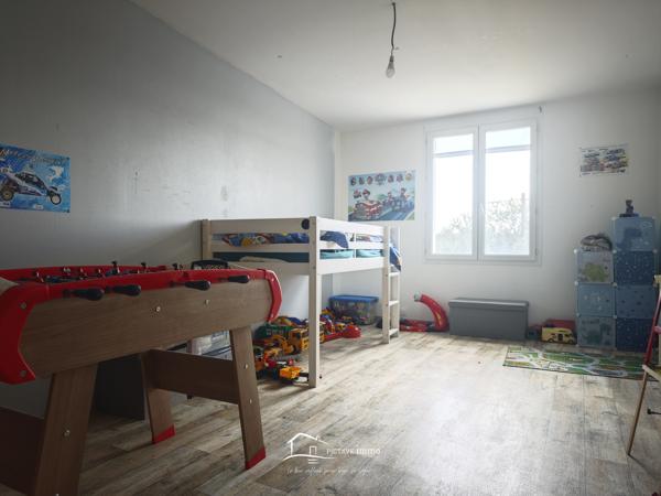MAISON AVEC NOMBREUSES DEPENDANCES Chef-Boutonne (79110)