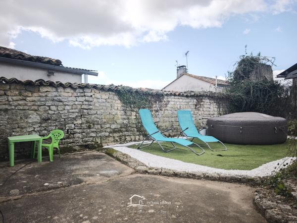 MAISON AVEC NOMBREUSES DEPENDANCES Chef-Boutonne (79110)
