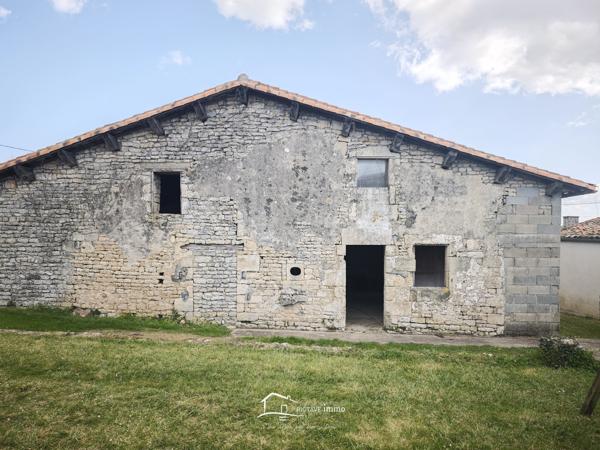 MAISON AVEC NOMBREUSES DEPENDANCES Chef-Boutonne (79110)