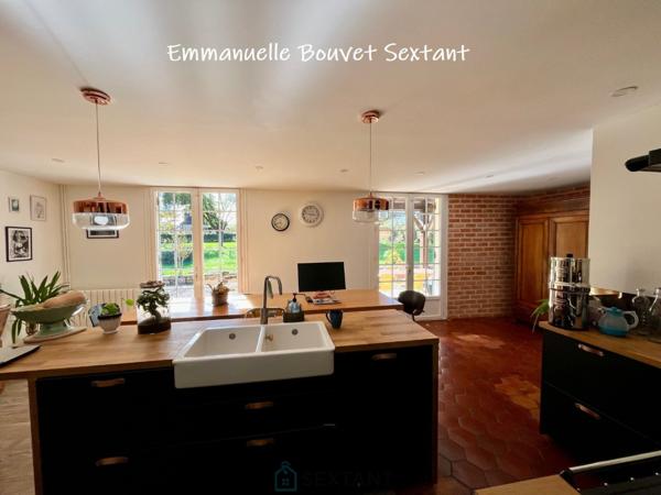 Maison en pierres, 4 chambres, 2 sde, garage, car-port, atelier, véranda, sur 4750 m2 clos.