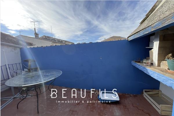 Aigues-Mortes (30220) (30220) Aigues-Mortes - Intramuros - Maison divisée avec local commercial & T2 duplex