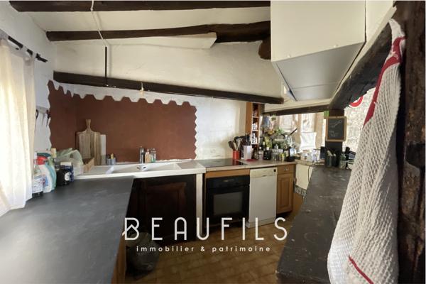 Aigues-Mortes (30220) (30220) Aigues-Mortes - Intramuros - Maison divisée avec local commercial & T2 duplex