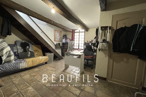 Aigues-Mortes (30220) (30220) Aigues-Mortes - Intramuros - Maison divisée avec local commercial & T2 duplex