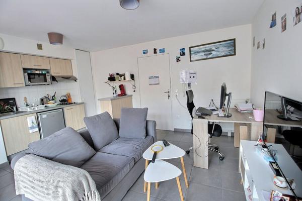 MONTREUIL, QUARTIER VILLIERS BARBUSSE, DANS UNE RESIDENCE RECENTE, BEAU 2 PIECES AVEC BALCON ET PARKING VENDU LOUE. DISPONIBILITE MAI 2026 AU PLUS TARD