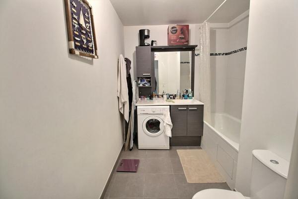 MONTREUIL, QUARTIER VILLIERS BARBUSSE, DANS UNE RESIDENCE RECENTE, BEAU 2 PIECES AVEC BALCON ET PARKING VENDU LOUE. DISPONIBILITE MAI 2026 AU PLUS TARD