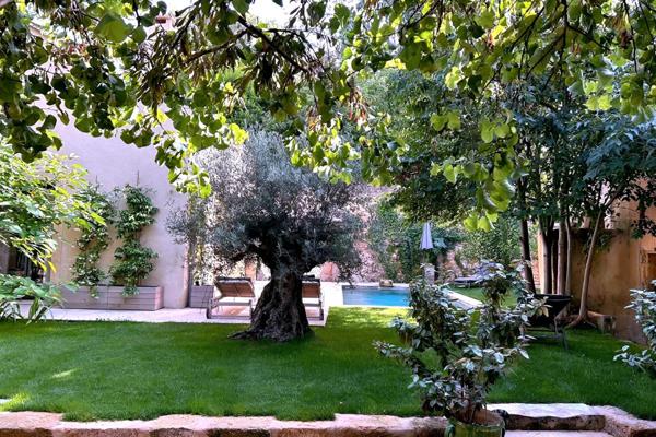 UZES à 9 minutes Propriété superbement restaurée, élégants espaces de vie, 5 chambres, maison d'invités, jardin avec piscine, village tous commerces