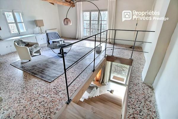 UZES à 9 minutes Propriété superbement restaurée, élégants espaces de vie, 5 chambres, maison d'invités, jardin avec piscine, village tous commerces