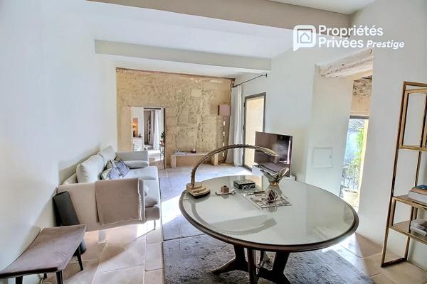 UZES à 9 minutes Propriété superbement restaurée, élégants espaces de vie, 5 chambres, maison d'invités, jardin avec piscine, village tous commerces