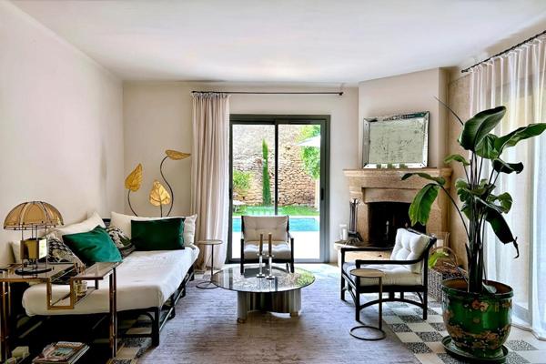 UZES à 9 minutes Propriété superbement restaurée, élégants espaces de vie, 5 chambres, maison d'invités, jardin avec piscine, village tous commerces