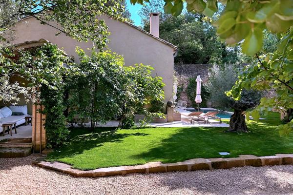 UZES à 9 minutes Propriété superbement restaurée, élégants espaces de vie, 5 chambres, maison d'invités, jardin avec piscine, village tous commerces