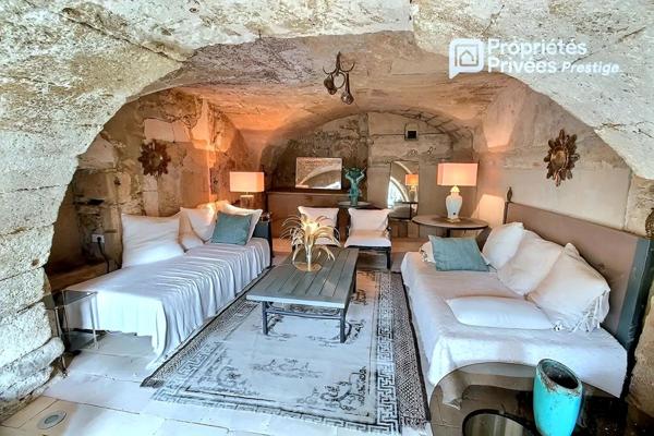 UZES à 9 minutes Propriété superbement restaurée, élégants espaces de vie, 5 chambres, maison d'invités, jardin avec piscine, village tous commerces