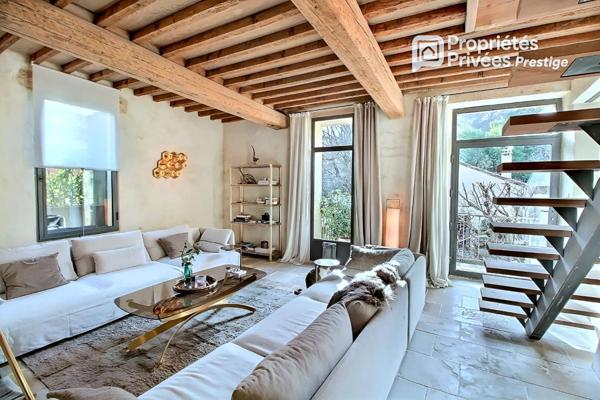 UZES à 9 minutes Propriété superbement restaurée, élégants espaces de vie, 5 chambres, maison d'invités, jardin avec piscine, village tous commerces