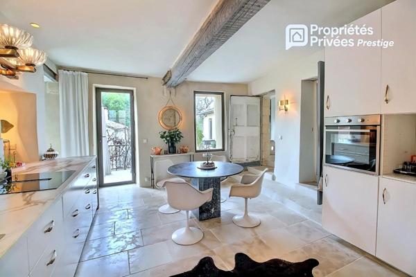 UZES à 9 minutes Propriété superbement restaurée, élégants espaces de vie, 5 chambres, maison d'invités, jardin avec piscine, village tous commerces