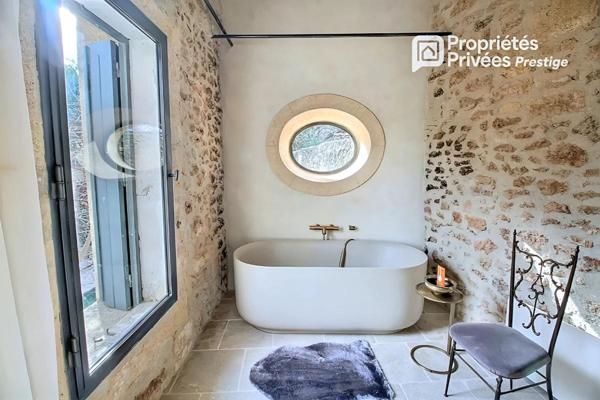 UZES à 9 minutes Propriété superbement restaurée, élégants espaces de vie, 5 chambres, maison d'invités, jardin avec piscine, village tous commerces