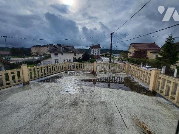 Proche du centre ville, un ensemble immobilier comprenant deux appartements et un commerce.