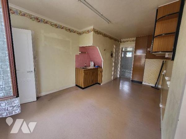 Proche du centre ville, un ensemble immobilier comprenant deux appartements et un commerce.