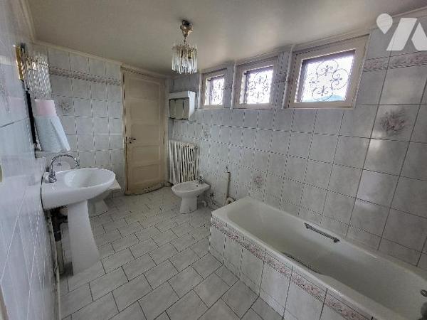 Proche du centre ville, un ensemble immobilier comprenant deux appartements et un commerce.