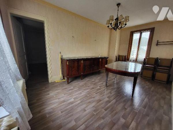 Proche du centre ville, un ensemble immobilier comprenant deux appartements et un commerce.