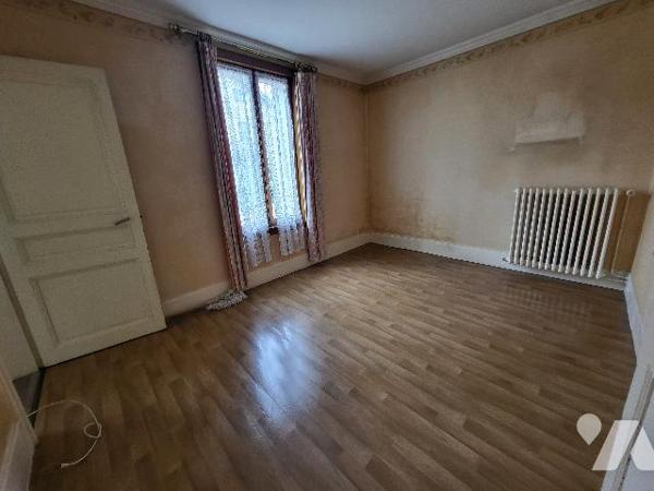 Proche du centre ville, un ensemble immobilier comprenant deux appartements et un commerce.