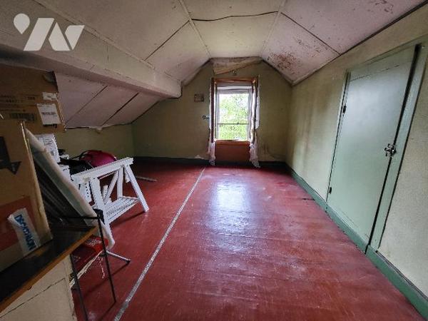 Proche du centre ville, un ensemble immobilier comprenant deux appartements et un commerce.