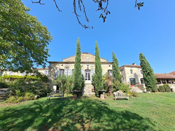 Propriété Enchanteresse avec Maison d'Amis et Dépendances