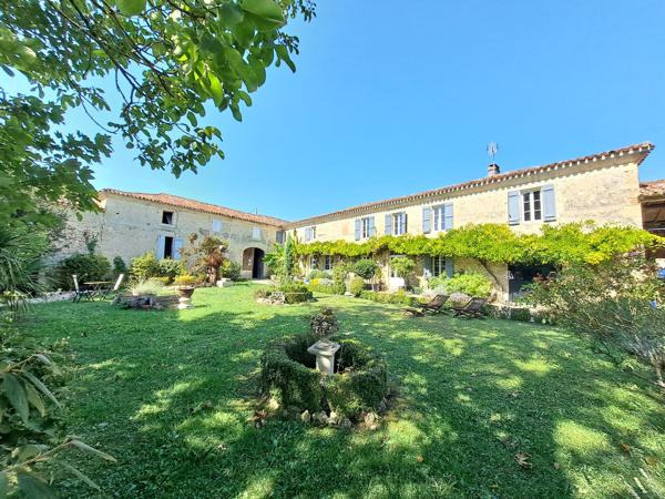 Propriété Enchanteresse avec Maison d'Amis et Dépendances