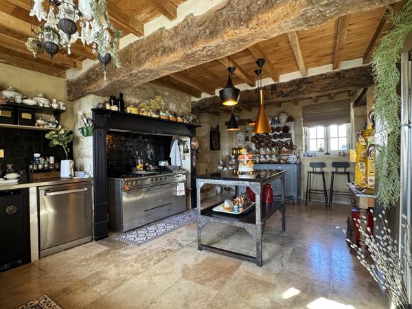 Propriété Enchanteresse avec Maison d'Amis et Dépendances