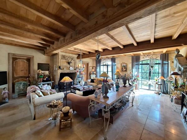 Propriété Enchanteresse avec Maison d'Amis et Dépendances