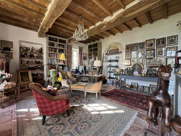 Propriété Enchanteresse avec Maison d'Amis et Dépendances