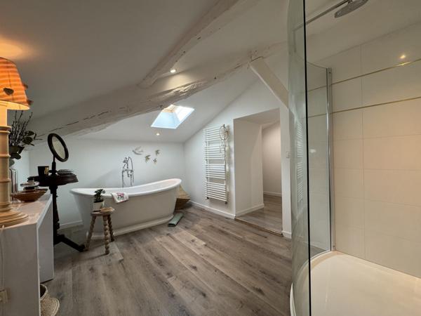 Propriété Enchanteresse avec Maison d'Amis et Dépendances
