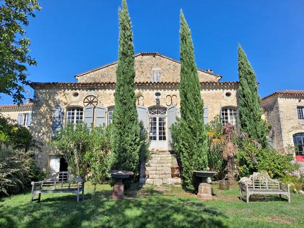 Propriété Enchanteresse avec Maison d'Amis et Dépendances