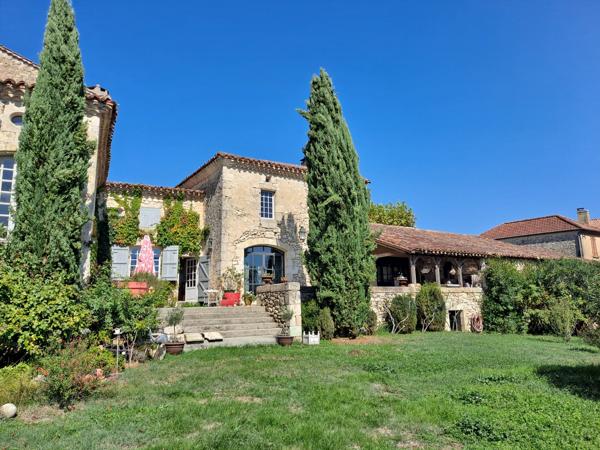 Propriété Enchanteresse avec Maison d'Amis et Dépendances