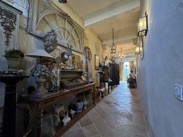 Propriété Enchanteresse avec Maison d'Amis et Dépendances