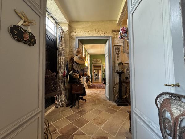 Propriété Enchanteresse avec Maison d'Amis et Dépendances