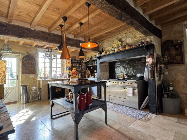 Propriété Enchanteresse avec Maison d'Amis et Dépendances