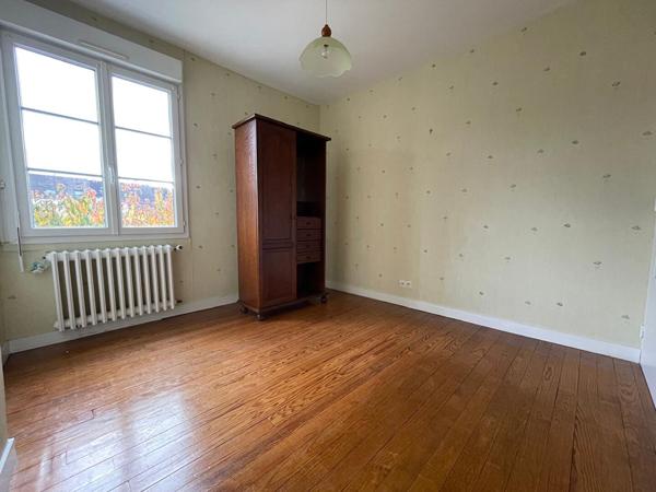 Maison LAVAL quartier " HAUTE FOLLIS"