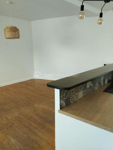 BSK IMMOBILIER est heureux de vous présenter cette maison rénovée avec de beaux volumes située à quelques kilomètres d'Argentan dans une commune recherchée entre Argentan et Falaise.
En rez-de-chaussée, vous pourrez découvrir une belle cuisine aménagée et équipée ouverte sur le séjour, un cellier-buanderie avec accès cave, un salon, un WC indépendant.
Au premier étage quatre belles chambres, une salle d'eau récemment rénovée avec goût, et une salle de bain avec WC.
Au deuxième étage vous retrouverez deux pièces dans lesquelles le chauffage est arrivé pour agrandir la maison si vous en éprouvez le désir.
A l'extérieur, la maison vous propose un bel espace engazonné et entièrement clôturé avec un garage.
Huisseries en double vitrage, volets roulants électriques et chauffage par pompe à chaleur pour votre confort.
Vous voulez plus de renseignements ou visiter, appelez-moi !!!