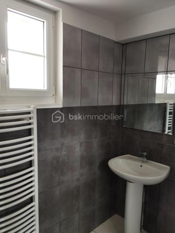 BSK IMMOBILIER est heureux de vous présenter cette maison rénovée avec de beaux volumes située à quelques kilomètres d'Argentan dans une commune recherchée entre Argentan et Falaise.
En rez-de-chaussée, vous pourrez découvrir une belle cuisine aménagée et équipée ouverte sur le séjour, un cellier-buanderie avec accès cave, un salon, un WC indépendant.
Au premier étage quatre belles chambres, une salle d'eau récemment rénovée avec goût, et une salle de bain avec WC.
Au deuxième étage vous retrouverez deux pièces dans lesquelles le chauffage est arrivé pour agrandir la maison si vous en éprouvez le désir.
A l'extérieur, la maison vous propose un bel espace engazonné et entièrement clôturé avec un garage.
Huisseries en double vitrage, volets roulants électriques et chauffage par pompe à chaleur pour votre confort.
Vous voulez plus de renseignements ou visiter, appelez-moi !!!